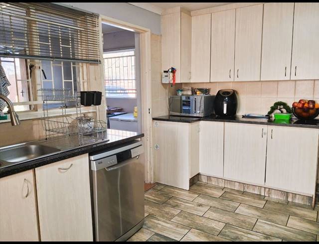3 BEDROOM FREEHOLD FOR SALE IN KEMPTON PARK EXT 2